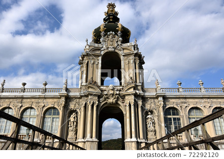 Palace that shines in the blue sky Palace that shines in the blue sky 72292120