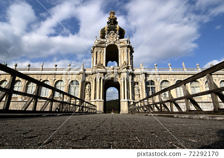 Palace that shines in the blue sky 72292170