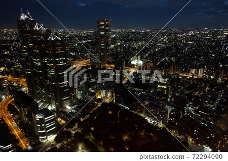 東京都政府辦公室的夜景 72294090