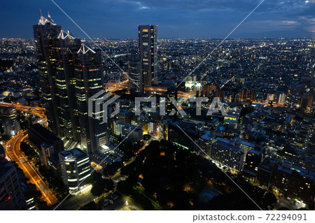 東京都政府辦公室的夜景 72294091