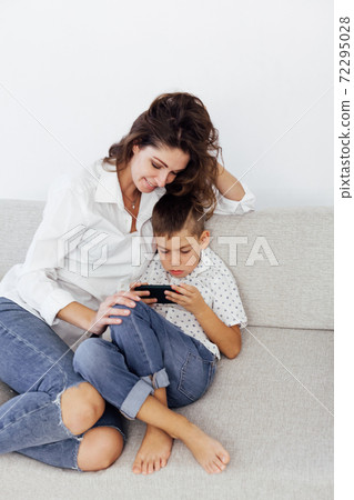 Mom and son watch smartphone games online Mom and son watch smartphone games online 72295028