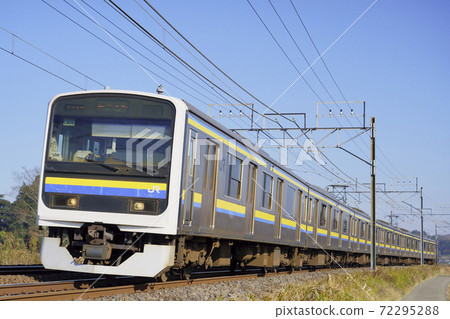 Sobu Main Line regular train running under the blue sky (209 series 2100 series) Sobu Main Line regular train running under the blue sky (209 series 2100 series) 72295288
