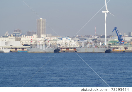 橫濱港停泊的船隻和城市景觀的視圖 72295454