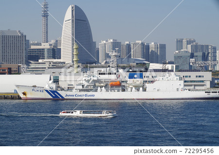 橫濱港停泊的巡邏艇和摩天大樓的視圖 72295456