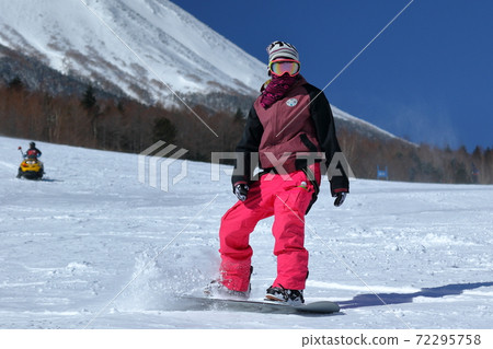 滑雪者回到短暫的休息 滑雪者回到短暫的休息 72295758