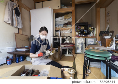女工收拾一間凌亂的房間 女工收拾一間凌亂的房間 72296244