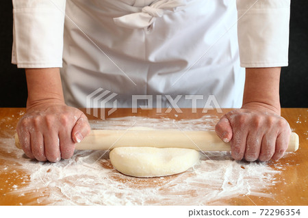 How to make handmade udon; press the dough with a rolling pin 72296354