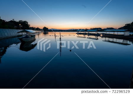 那些在清晨在京都市嵐山區乘坐渡月橋的人 72296529