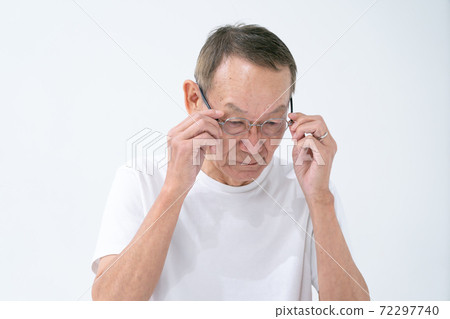 Senior man wearing glasses 72297740