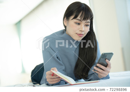 Smartphone female 72298896