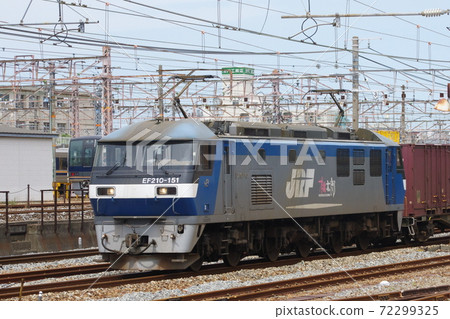 JR Freight EF210 electric locomotive that runs between Nishi-Akashi and Akashi on the Sanyo Main Line by towing an up freight train JR Freight EF210 electric locomotive that runs between Nishi-Akashi and Akashi on the Sanyo Main Line by towing an up freight train 72299325