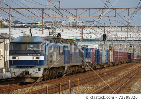 EF210 towed down freight train that runs between Asagiri and Akashi on the Sanyo Main Line by connecting a deadhead electric locomotive 72299326