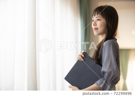 一個女人與一個文件 72299896