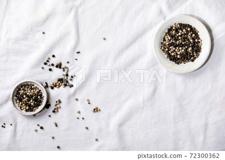 Mix of black and white pepper spices 72300362
