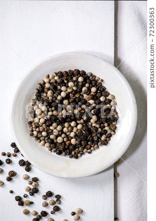 Mix of black and white pepper spices Mix of black and white pepper spices 72300363
