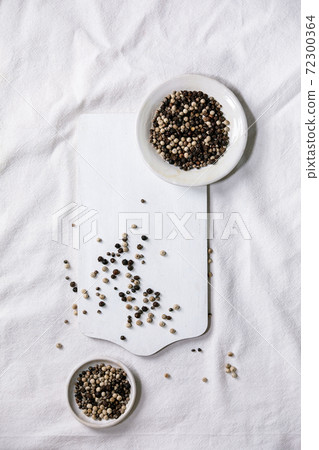 Mix of black and white pepper spices 72300364