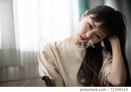 Troubling women Troubling women 72300524