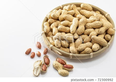 Peanuts with shells on a white background 72300992