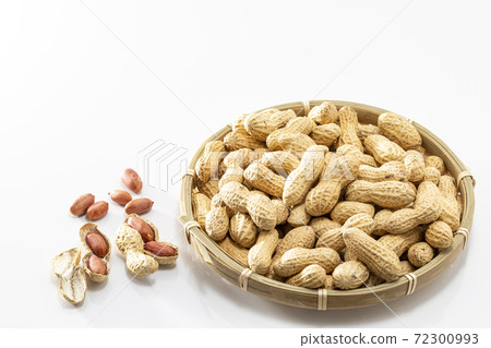 花生殼在白色背景上 72300993