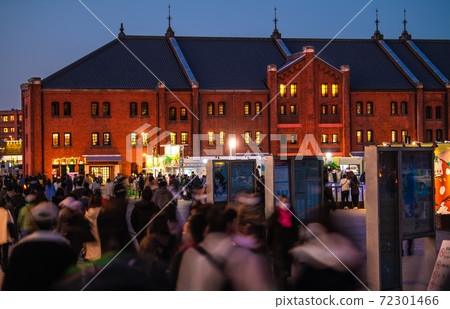 日本電暈損壞的橫濱的橫濱城市景觀。橫濱紅磚倉庫的視圖。戴著面具的人，人們，人們... = 12月6日 72301466