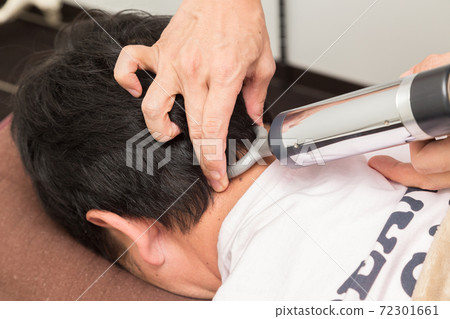 接受按摩的男性(操作,骨盆矯正) 接受按摩的男性(操作,骨盆矯正) 72301661