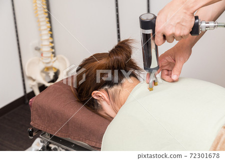 A woman receiving massage (bodywork, pelvic correction) 72301678