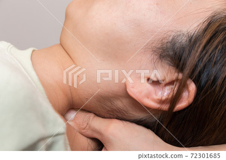 A woman receiving massage (bodywork, pelvic correction) 72301685