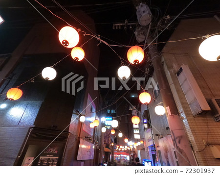 宮崎西七ita通娛樂區的街道上掛著燈籠 宮崎西七ita通娛樂區的街道上掛著燈籠 72301937