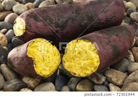 放在石頭上的石頭烤土豆 72301944