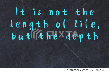 Chalk inscription of smart quote on black desk 72302619