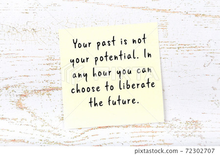 Wise quote on sticky note on wooden wall  72302707