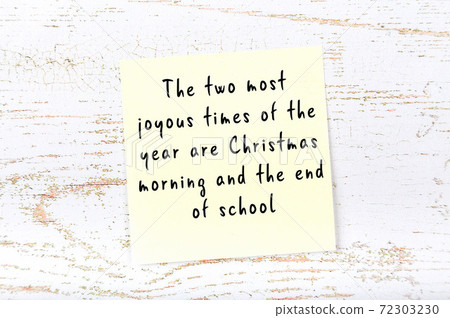 Wise quote on sticky note on wooden wall  72303230