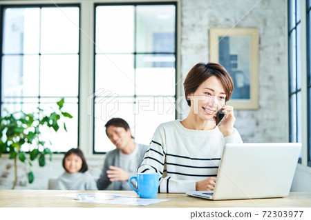 遠程辦公中年女人 遠程辦公中年女人 72303977