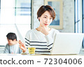 遠程辦公中年女人 72304006