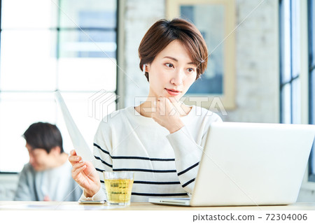 遠程辦公中年女人 遠程辦公中年女人 72304006