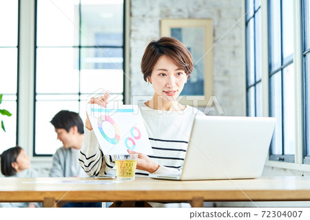 遠程辦公中年女人 72304007
