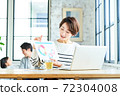 遠程辦公中年女人 72304008
