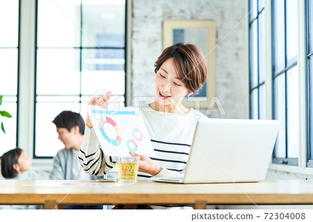 遠程辦公中年女人 遠程辦公中年女人 72304008