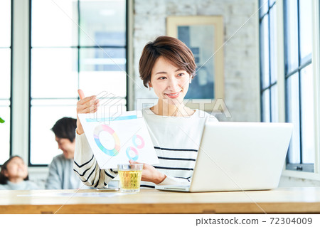 遠程辦公中年女人 遠程辦公中年女人 72304009