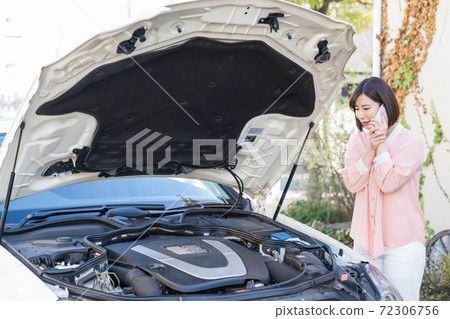 Young woman calling due to car breakdown 72306756