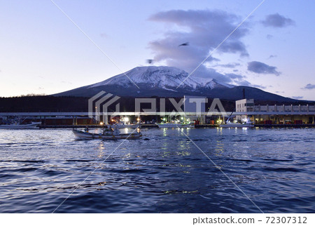 拍攝初冬時進出北海道守町桑那原港的漁船黎明景色 72307312