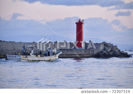 拍攝初冬時進出北海道守町桑那原港的漁船黎明景色 72307319