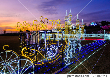 Carriage and castle illuminations 72307941