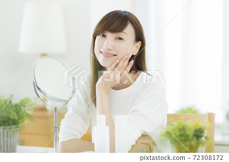 中年婦女的皮膚護理美容 72308172