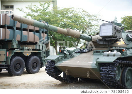 地面自衛隊伊丹站的74型坦克 地面自衛隊伊丹站的74型坦克 72308455
