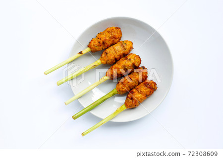Grilled minced chicken with curry paste and coconut cream on lemongrass skewers. Top view Grilled minced chicken with curry paste and coconut cream on lemongrass skewers. Top view 72308609