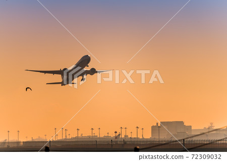 [Photo of ANA aircraft taking off from Runway C from Jonanjima Seaside Park] 72309032
