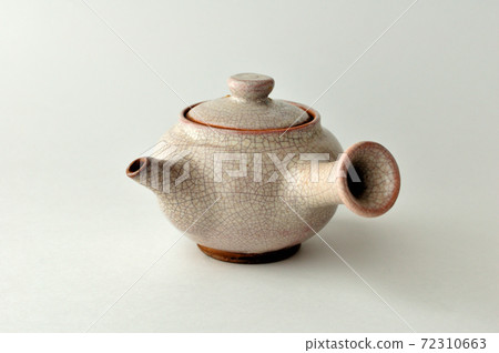 Tea pot of roasted green tea 72310663