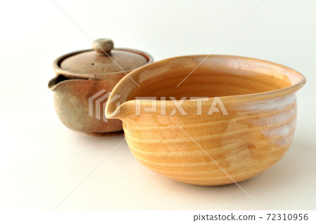 Tea pot with roasted green tea and cold water left facing 72310956