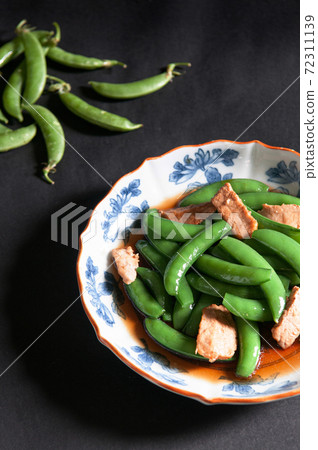 Stir fry gren peas with crunchy frie tofu - Asian cuisine 72311139